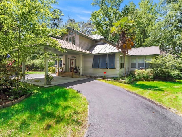 view of front of home featuring a front lawn