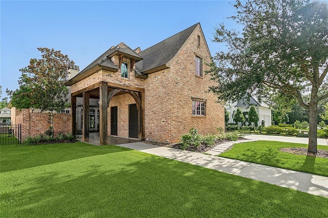 view of front of home featuring a front yard