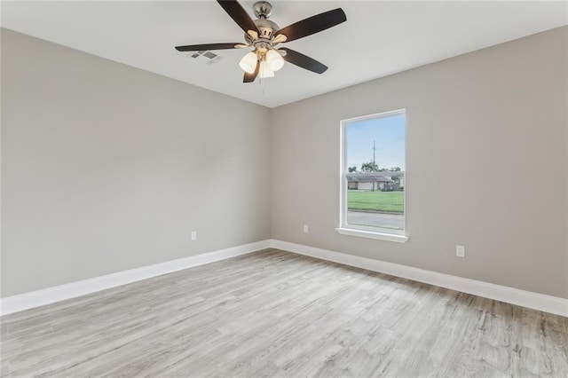 unfurnished room featuring light wood-type flooring, baseboards, visible vents, and ceiling fan