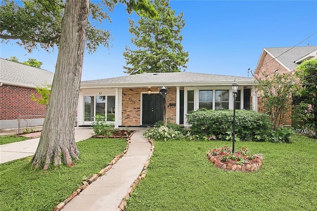 single story home featuring a front lawn