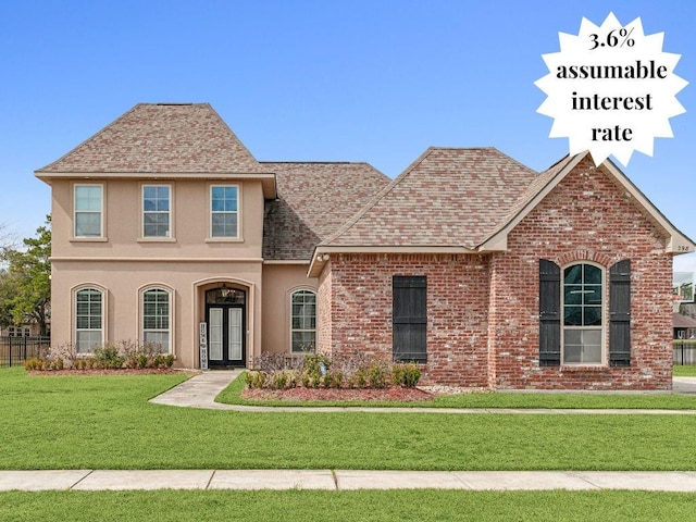 view of front of home featuring a front lawn