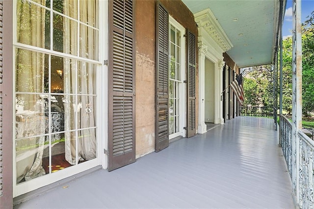 2027 Carondelet St, New Orleans, LA 70130 - balcony with a porch