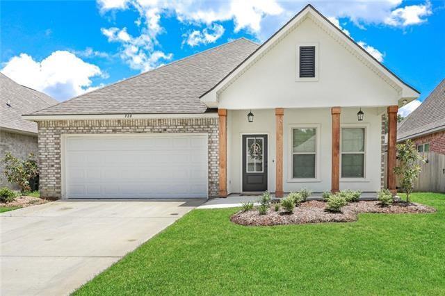 view of front facade featuring a front yard and a garage