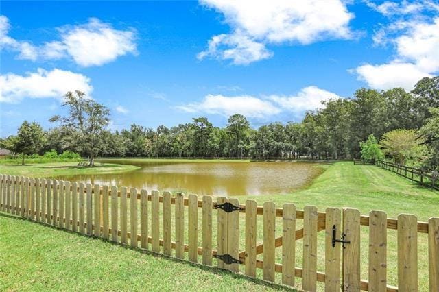 view of yard featuring a water view