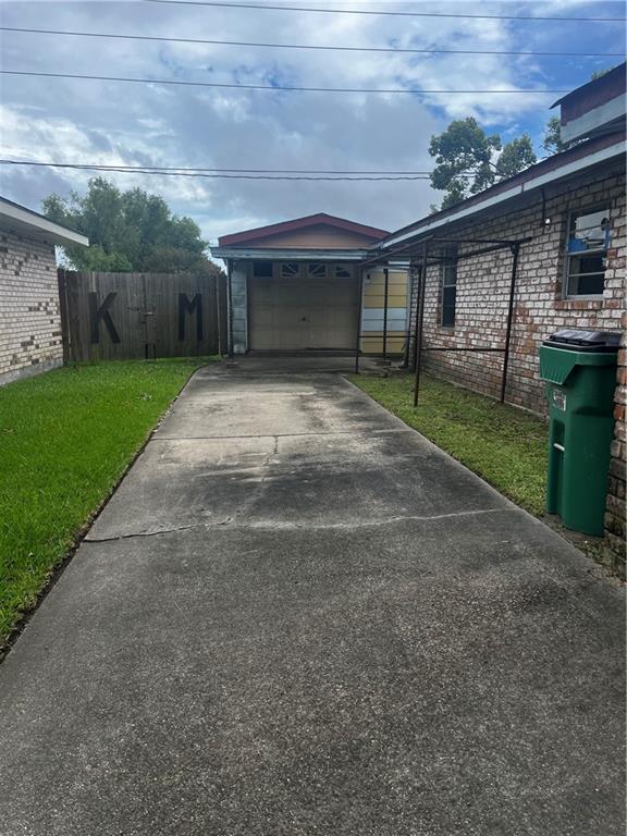 exterior space featuring a lawn