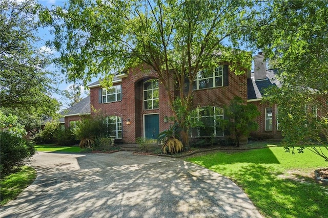 view of front facade featuring a front yard