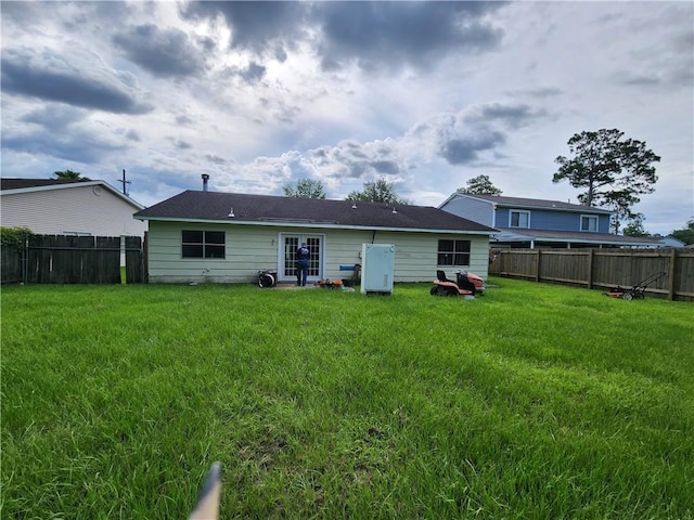 back of house featuring a lawn