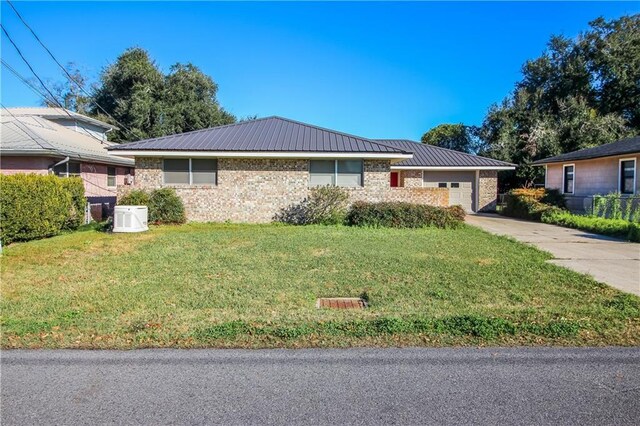 single story home with a front yard