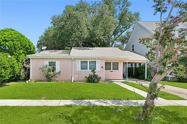 view of front of property with a front yard