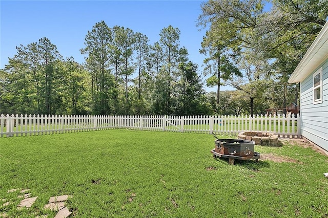 view of yard featuring a fire pit