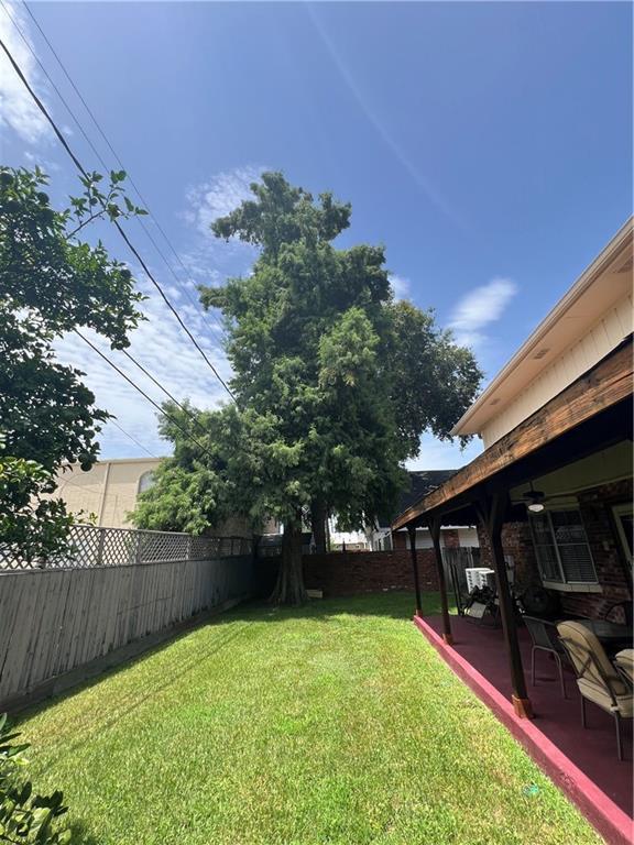 view of yard featuring a patio area