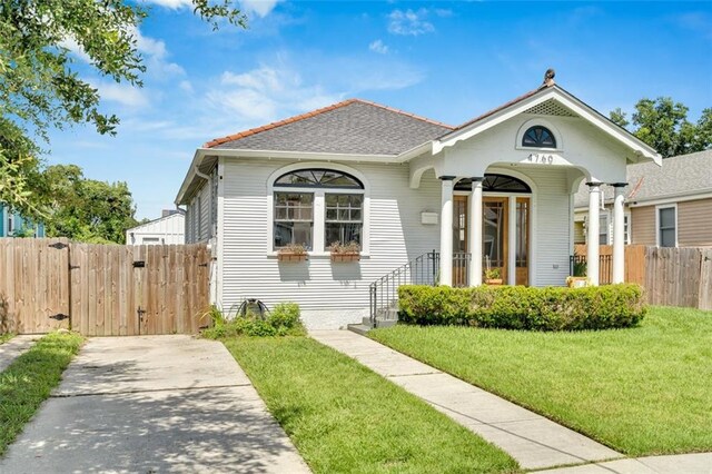 bungalow-style home featuring a front lawn