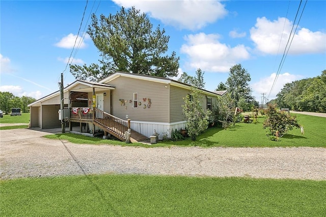 view of front facade with a front lawn