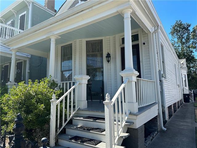 property entrance featuring a porch