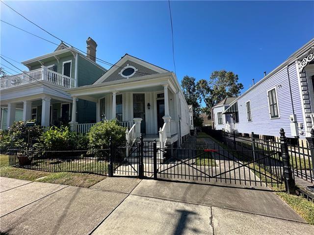 view of front facade with a porch and a balcony