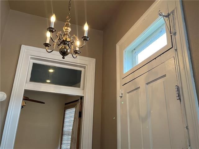 room details featuring a notable chandelier