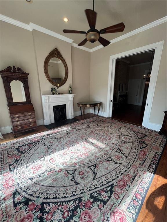 living room featuring ceiling fan, hardwood / wood-style floors, and crown molding