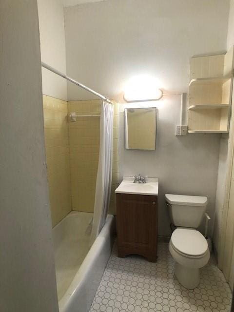 full bathroom with shower / tub combo with curtain, vanity, and toilet