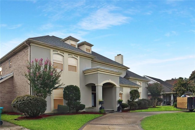 view of front of property featuring a front yard