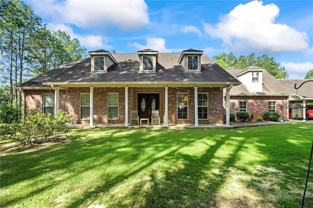 view of front facade featuring a front yard