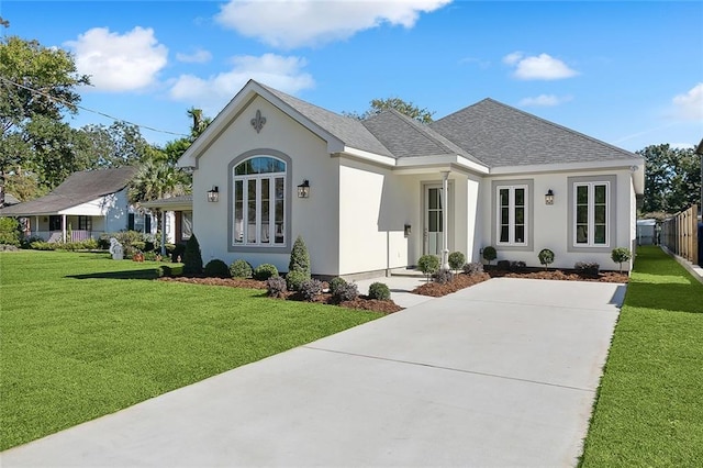 view of front of house featuring a front lawn