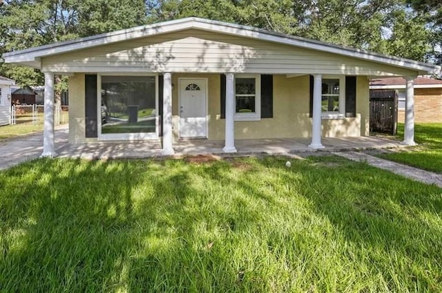 view of front facade with a front lawn