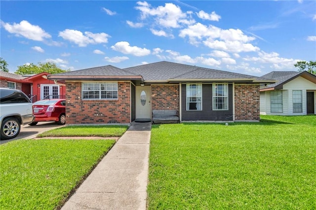 view of front of property featuring a front yard