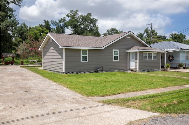 ranch-style house featuring a front yard