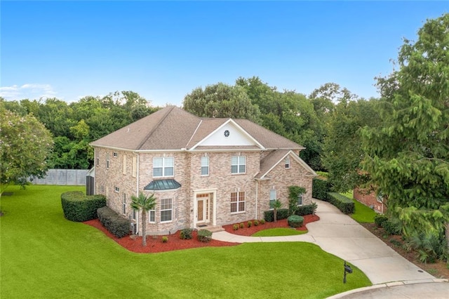 view of front of house featuring a front lawn