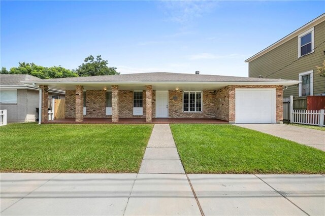 view of front of property featuring a front lawn and a garage