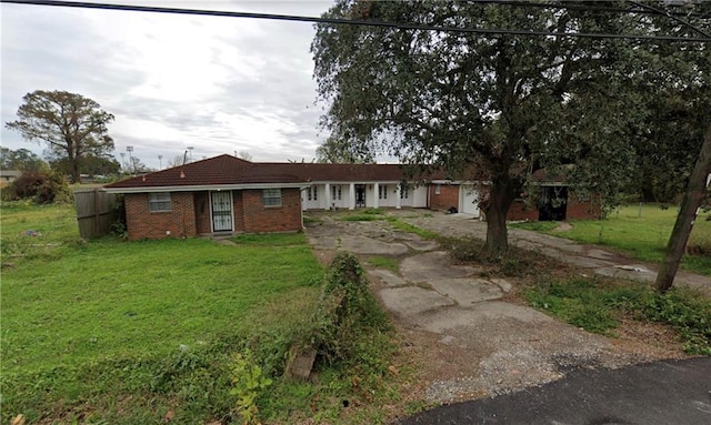 single story home featuring a front yard