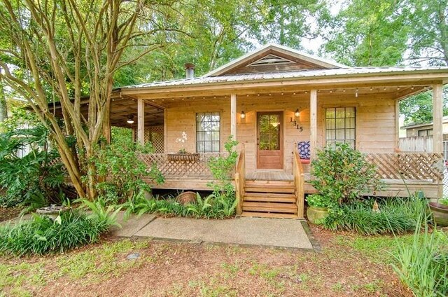 bungalow-style house with covered porch