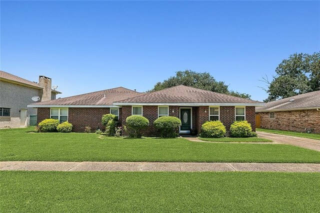 single story home featuring a front lawn