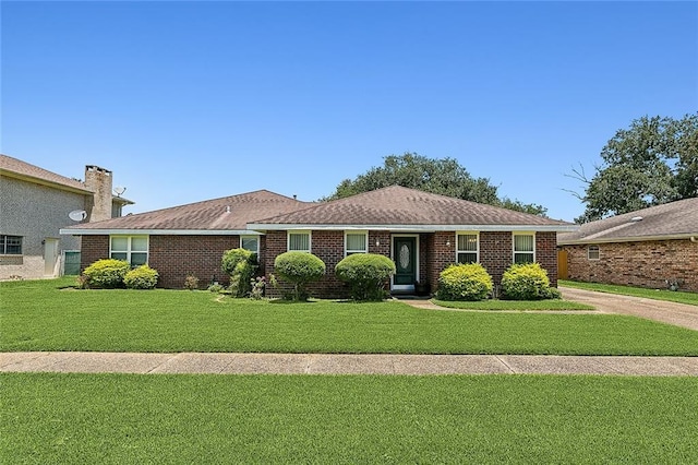 ranch-style house featuring a front yard