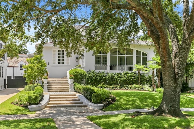 view of front of property featuring a front lawn