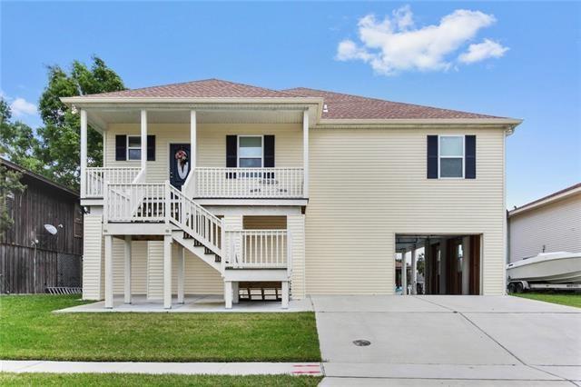 view of front of house with a porch and a front yard