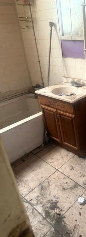 bathroom featuring a bathtub and vanity