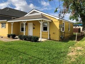 view of front of property with a front yard