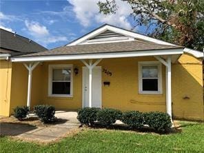 bungalow featuring stucco siding