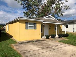 view of front of property with a front lawn