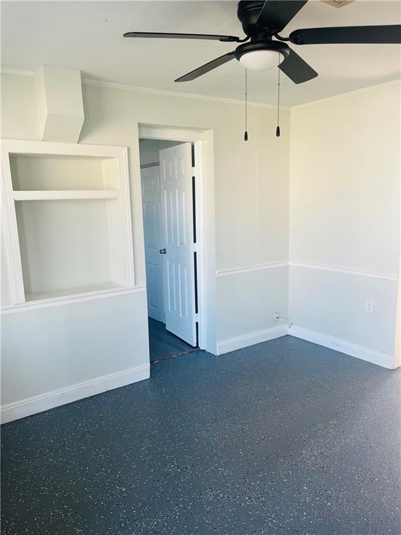 empty room featuring ceiling fan