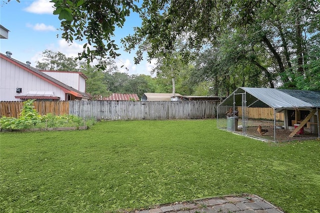 view of yard with an outdoor structure