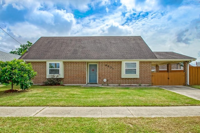 view of front of property featuring a front yard