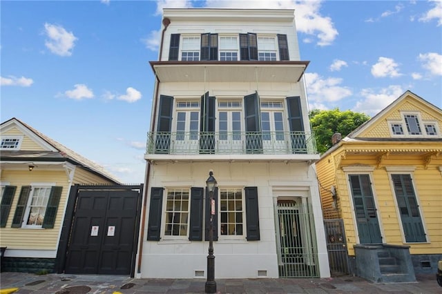 view of front of property featuring a balcony