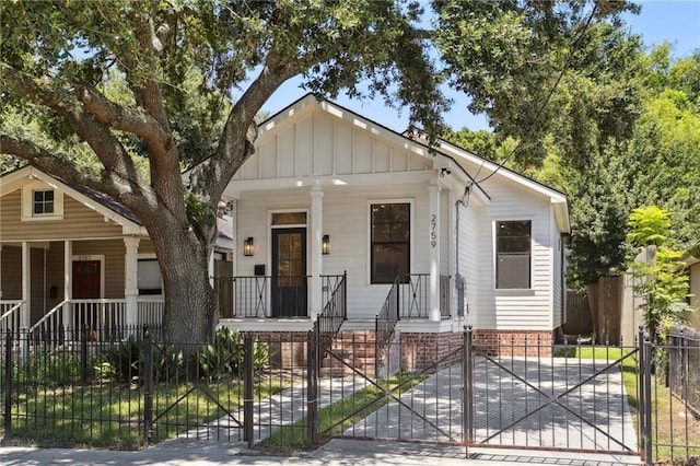 view of front of property featuring covered porch