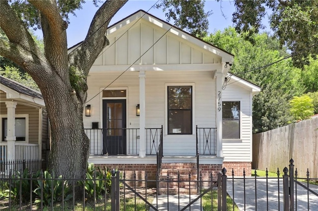 view of front facade featuring a porch