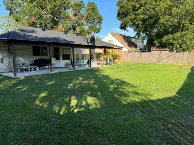 view of yard featuring a patio area