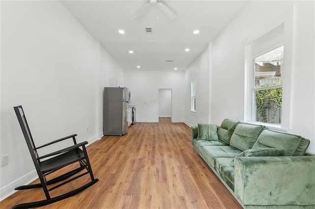 living area featuring recessed lighting, light wood-type flooring, baseboards, visible vents, and ceiling fan