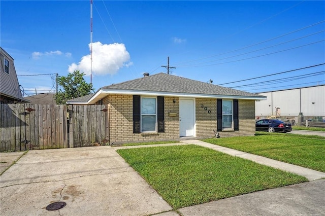 view of front of house featuring a front yard