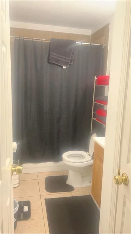 bathroom featuring a shower with shower curtain, vanity, and toilet